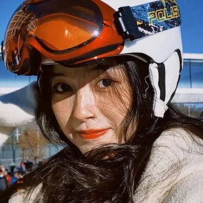 高墙、黑色与帅小伙
